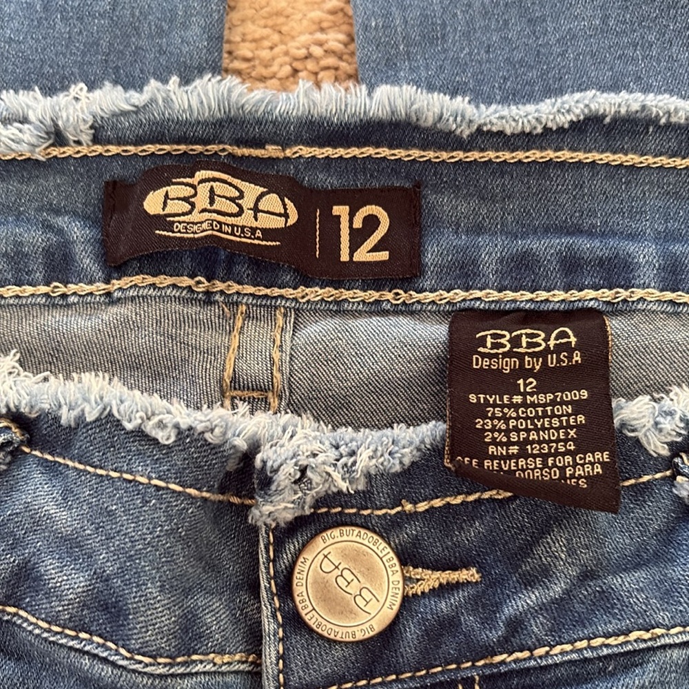 BBA • Raw Hem Embroidered Jeans - Picture 7 of 7